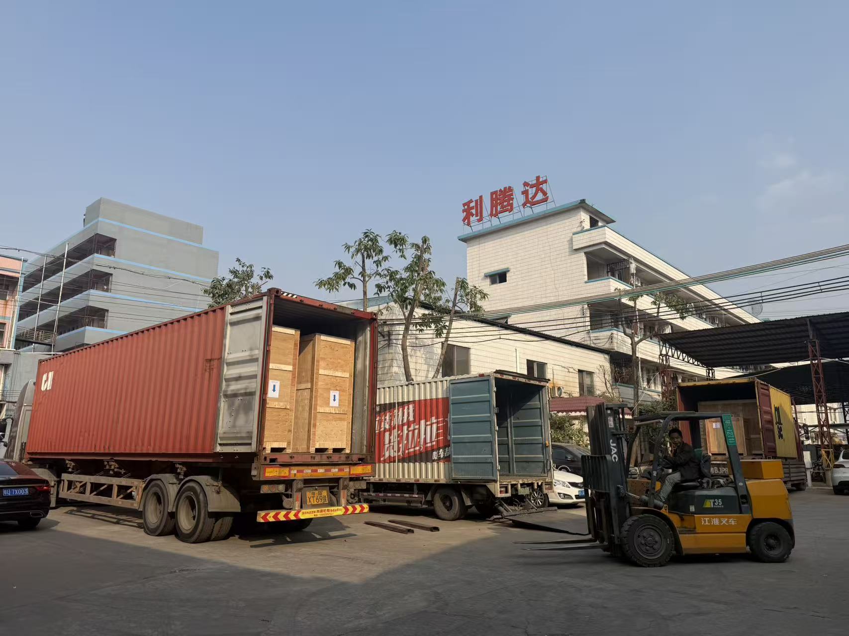 又一批“利腾达智造”整装待发！乌克兰客定砂磨机设备出口装柜圆满完成！